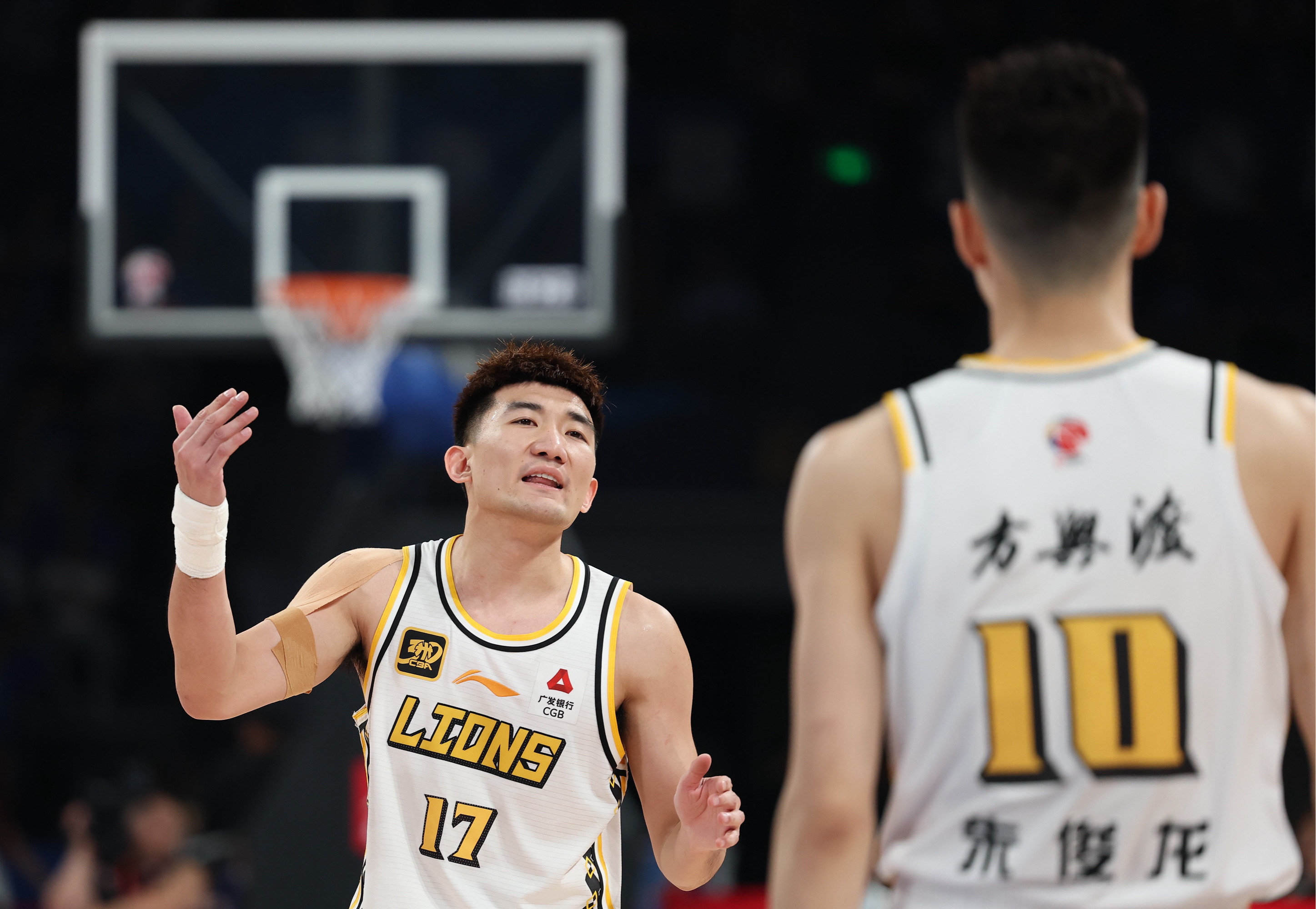 山东男篮30分大胜北控